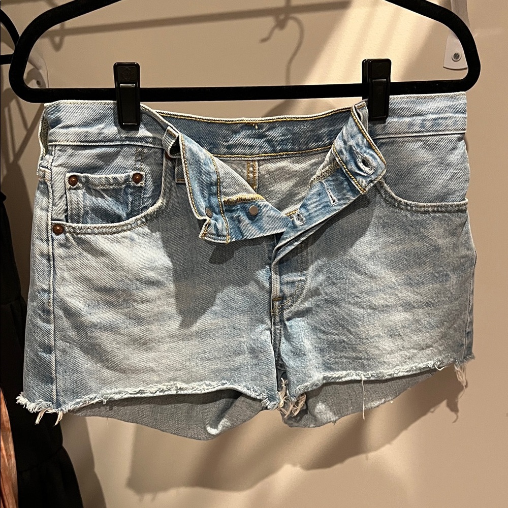 Light Wash Denim Levi’s 501 Jean Shorts